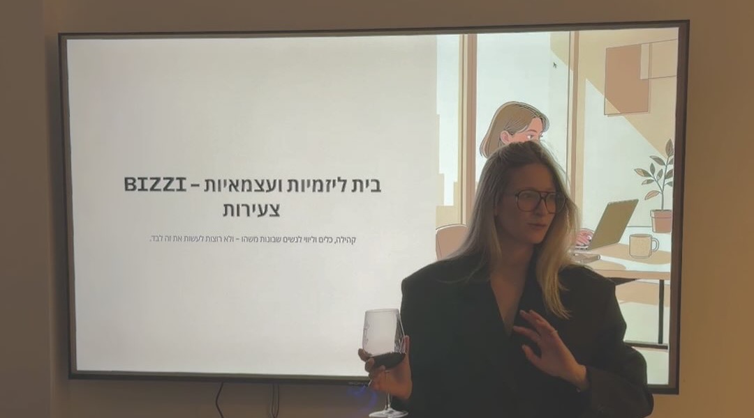 סיון מציגה את החזון של bizzi במפגש חי של הקהילה
